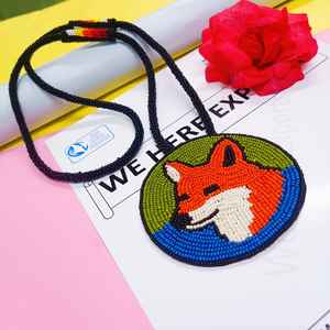 Collier pendentif renard artisanal perlé avec perles orange, blanches, noires, rouges, vertes et bleues et cordon long pour un style artistique traditionnel - Product Image 2