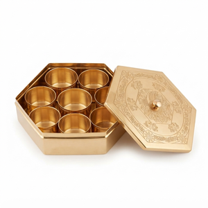 Boîte à épices hexagonale en laiton avec 8 compartiments et couvercle, design oriental, masala dabba en métal artisanal pour le rangement en cuisine - Product Image 1