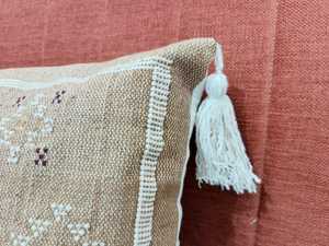 Funda de Cojín Lumbar Cuadrada Bohemia Tribal Geométrica Bordada a Mano en Marrón y Blanco con Borlas de Algodón Antiácaros - Product Image 2
