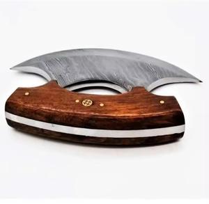 Coupe-pizza artisanal de haute qualité en acier Damas avec manche en bois fixe et étui en cuir - Product Image 3