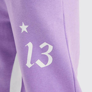 Conjunto deportivo de dos piezas para hombre con logotipo personalizado bordado, diseño único, cremallera, franja lateral, estilo urbano y moderno. - Product Image 5