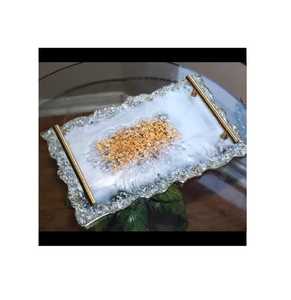 Plateau de service élégant en résine effet marbre blanc avec bordure géode dorée, plateau de vanité de luxe pour bijoux et décoration intérieure avec poignées - Product Image 1