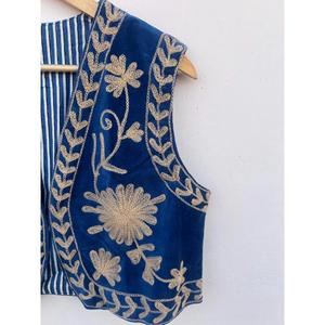 Gilet traditionnel bleu en coton brodé de fleurs, style Suzani, manteau court vintage respirant, cadeau pour elle, vêtement d'extérieur chaud - Product Image 4