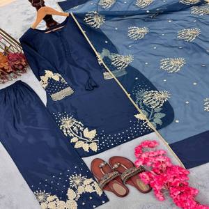 Conjunto de Top Bordado y Pantalones Plazzo para Mujer VASTRA COTTAGE con Borlas y Dupatta de Organza, Prenda Étnica Completamente Cosida - Product Image 2