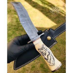 มีดล่าสัตว์ทำมือจากเหล็กดามัสกัสและเหล็กกล้าไร้สนิม ใบมีดแบบตายตัว สำหรับการเอาชีวิตรอด ลายแกะสลักหมาป่า ด้ามจับทำจากกระดูก พร้อมปลอกหนัง - Product Image 1
