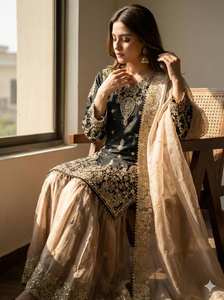 ชุดเสื้อท่อนบนผ้าไหมเนื้อหนาเย็บติดกันอย่างดี พร้อมกางเกงชาราร่าและผ้าคลุมไหล่ |   ลำดับการเขียนโค้ด, งานเพชรและมุก |   ชุดงานเลี้ยงแบบดั้งเดิมของอินเดีย - Product Image 4