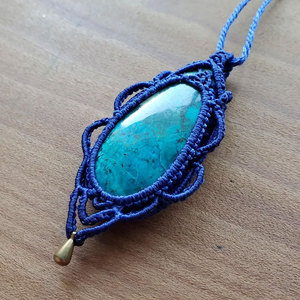 Collier pendentif en macramé turquoise, style bohème, forme goutte d'eau, pierre naturelle sertie, unisexe, à porter au quotidien - Product Image 3