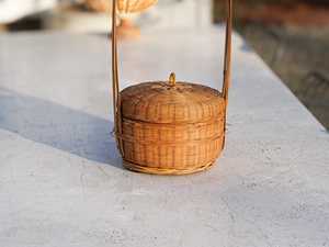 Panier suspendu vintage vietnamien tissé à la main avec couvercle et poignée, panier de rangement en bambou tissé, fournisseur et fabricant - Product Image 5