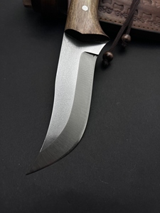 Cuchillo de caza y camping de acero inoxidable con hoja fija, borde parcialmente dentado, mango de madera de nogal y funda de cuero. - Product Image 2