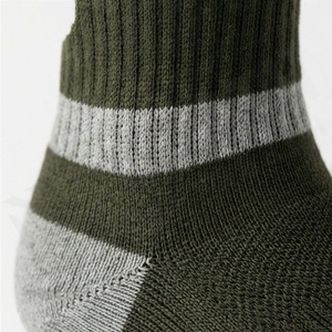 Chaussettes de football professionnelles durables, prédécoupées, respirantes, à trous, hautes jusqu'au genou, avec compression du mollet, couleur personnalisable - Product Image 4
