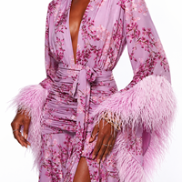 Robe maxi respirante et écologique à volants en plumes |   Robe de soirée élégante à manches papillon, col en V, fente haute et découpes