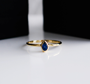 The Royal DROP 14K แหวนโซลิแทร์แซฟไฟร์สีน้ำเงินตัดลูกแพร์ - Product Image 3