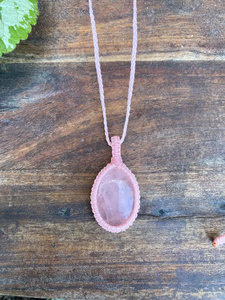 สร้อยคอแฟชั่นโบโฮมาคราเม่ จี้รูปไข่โรสควอตซ์ เชือกสีชมพู ถักด้วยมือ ปรับขนาดได้ - Product Image 3