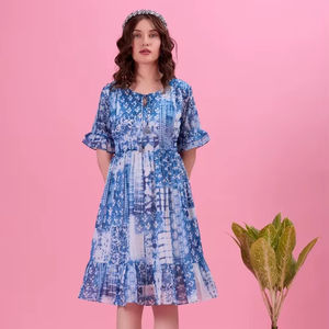 Vestido midi formal azul con estampado floral, cuello en V, manga corta, dobladillo acampanado, tela de gasa, para mujer - Product Image 1