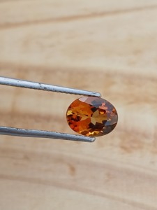 Haram Gems Art Turmalina Natural Color Naranja Marrón Forma Ovalada 9x7 MM Lazo Natural Limpio Facetado 2 Ct Gema que Cambia de Color - Product Image 2