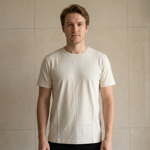 เสื้อยืดคอกลมแขนสั้นสีขาวล้วนสำหรับผู้ชาย ทรงปกติ สวมใส่สบาย ระบายอากาศได้ดี ผลิตจากผ้าฝ้าย 100% หนัก 160 GSM เป็นมิตรต่อสิ่งแวดล้อม เหมาะสำหรับฤดูร้อน - Product Image 6