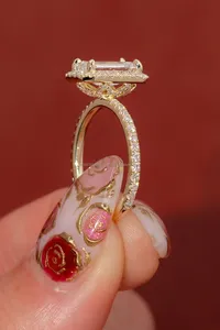 Elegante Anillo de Diamantes con Corte Esmeralda en Oro Amarillo |   Anillo de Compromiso con Piedra Lateral y Diamantes Brillantes, Joyería Fina de Lujo - Product Image 2