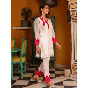 ชุดคุรตะสีขาวสไตล์ลำลองพร้อมลายปักเลเฮริยาสีชมพู ไซส์ XS - Product Image 3