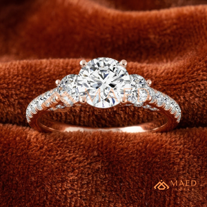 Anillo de Moissanita de Tres Piedras en Oro Rosa de Ley 925 Personalizado, Chapado en Oro Blanco, Corte Redondo Graduado, Anillo de Aniversario, Joyería Nupcial - Product Image 1