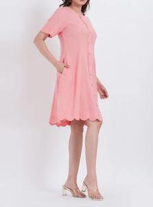 เดรสผ้าฝ้ายทอทรงเอไลน์สีชมพูสำหรับผู้หญิง คุณภาพส่งออก ติดกระดุม ชายกระโปรงตรง ระบายอากาศได้ดี เป็นมิตรกับสิ่งแวดล้อม ดีไซน์เก๋ไก๋สำหรับฤดูร้อน - Product Image 4