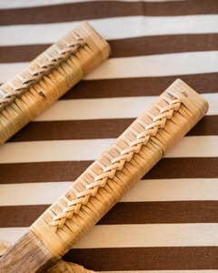 Juego de utensilios de madera de acacia ecológicos al por mayor de fábrica con mango de ratán tejido, espejo, apto para lavavajillas, ideal para regalos. - Product Image 5