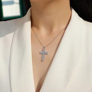 Collier pendentif croix en diamant de luxe en or blanc, élégant collier croix en diamant pour femmes et hommes, cadeau d'anniversaire ou de baptême - Product Image 3