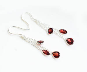 Pendientes colgantes elegantes de granate natural con corte múltiple en cascada, triple gota, en plata de ley 925 hechos a mano - Product Image 1