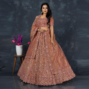 Lehenga Choli de tela twill con bordado floral denso, silueta acampanada estructurada, corte de blusa de diseñador, dupatta suave y drapeada - Product Image 1