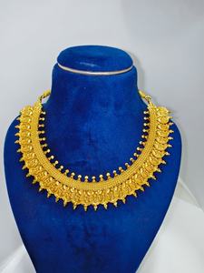 Conjunto de Collar de Monedas Lakshmi de Joyería Tradicional con Acabado Dorado Mate y Piedras de Rubí, Esmeralda y Kemp para Vestimenta Étnica Nupcial - Product Image 2