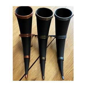 Cuenco artesanal de cuerno vikingo con acabado natural, taza tradicional nórdica vikinga para amantes del hidromiel con soporte. - Product Image 1