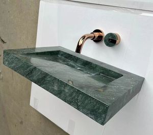 Lavabo en marbre vert émeraude de luxe cannelé avec cadre en laiton et drain inclus pour salle de bain moderne, hôtel et usage en entrepôt - Product Image 1