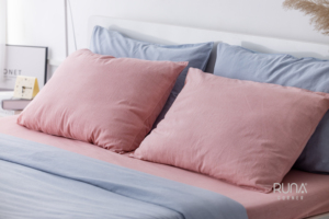 Parure de lit d'hôtel de luxe 100% coton, technologie Stone Washed, ensemble 3 pièces, 2 taies d'oreiller, drap-housse, couleur prune douce - Product Image 3