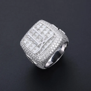 Anillo de Moissanita de Lujo, Plata 925, Anillo Baguette con Incrustaciones, Banda con Letras, Joyería Fina, Regalo para Todos - Product Image 1