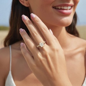 Anillo de Compromiso Clásico con Moissanita Corte Esmeralda en Plata de Ley 925 con Baño de Oro de 18K para Mujer - Product Image 3