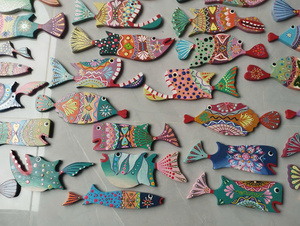 Décoration murale artisanale en bois coloré, thème crabes et poissons, style côtier tropical, à suspendre, bon prix, thème créatures marines - Product Image 6