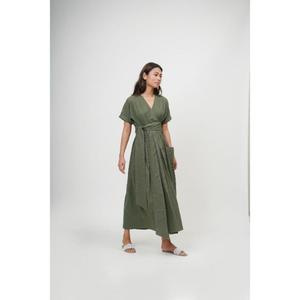 Robe longue en lin vert olive coupe trapèze avec col en V, manches courtes, ceinture à nouer et poches – Style simple et confortable pour femme, idéale pour l'été - Product Image 2