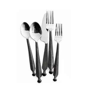 Juego de Cubiertos de Acero Inoxidable en Tono Negro para Fiestas, Ecológico y Duradero, Mejora la Comodidad Durante las Comidas - Product Image 3