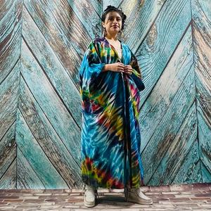 Kimono long en tissu rayonne tie-dye, style bohème, pour femme, idéal pour la plage, les vacances d'été, comme cache-maillot ou tenue de resort sexy, disponible en grandes tailles - Product Image 1