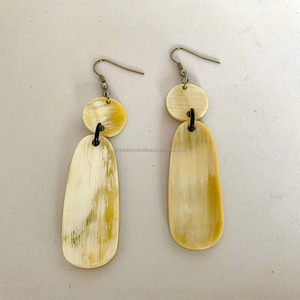 Pendientes de Cuerno de Buey Natural 100% de Alta Calidad, Hechos a Mano, con Forma de Corazón y Perla, para Bodas y Aniversarios - Product Image 4