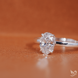 แหวนเพชรทรงรี 1 กะรัต เพาะเลี้ยงในห้องปฏิบัติการ ประดับเพชรรอบวงแบบซ่อน |   แหวนทองคำขาว 10K รับรองโดย IGI - Product Image 2