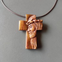 Colgante de cruz de madera con rostro de Jesús tallado, collar religioso hecho de madera natural, joyería de estilo bohemio para los fieles.
