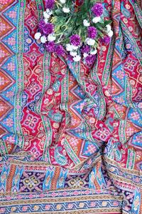 ผ้าเครปสีแดงเข้มลายเรขาคณิตพิมพ์ลายชนเผ่าพร้อมขอบลายเพสลีย์สำหรับตัดเย็บชุดคุर्ติ - Product Image 4