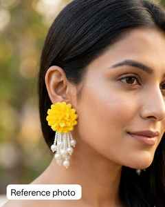 Pendientes de Perlas Florales Amarillos con Latkan |   Joyería para Bodas Indias/Pakistaníes, Haldi y Mehendi |   Recuerdo de Boda |   Joyería de Bollywood - Product Image 1