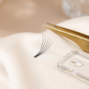 ขนตาปลอมสำเร็จรูป Lashya แบบพัด 3 มิติ/5 มิติ/10 มิติ  แบบงอน C/CC/D  ฐานเรียบ สำหรับต่อขนตาแบบเส้นต่อเส้น  บรรจุในถาด - Product Image 5