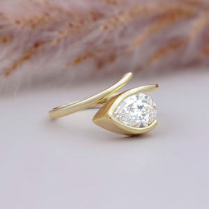 Anillo de Compromiso Moderno con Diseño de Lágrima en Oro, Anillo Nupcial Minimalista de Banda Abierta, Joyería de Diamantes - Product Image 3