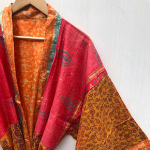 Robe Kimono en Soie Faite Main Indienne, Imprimé Floral, Col en V, Fermeture à Cordon, Longue, Manches Longues, Douce, pour Plage et Soirées, Vente en Gros - Product Image 1