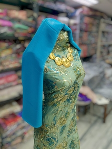 ผ้าคลุมไหล่สีเขียวมิ้นท์ประดับลูกปัดแบบฟรานซาวี ดีแรค พร้อมลายปักดอกไม้สีทองและสีน้ำเงิน และผ้าคลุมไหล่สีเทอร์ควอยซ์ - Product Image 2