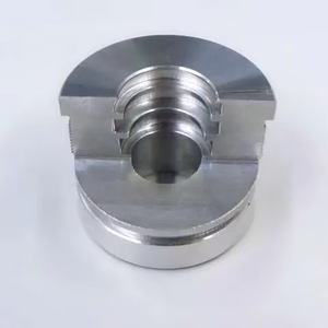 Yogi Engineering Block 03 Gabarit de positionnement usiné pour emplacement de pince de serrage, Gabarit de maintien à étages (Acier doux/Aluminium) - Product Image 1