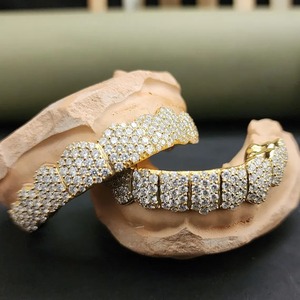 Parrillas Dentales de Diamantes Iced Out Más Vendidas para Dientes Superiores e Inferiores, Joyería Personalizada para Raperos y Amantes de la Moda, Disponibles para la Venta - Product Image 2