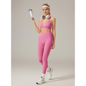 Conjunto de Yoga para Mujer en Tonos Verde Bosque y Rojo Frambuesa, Bra Deportivo y Leggings de Cintura Alta, Colores Profundos Inspirados en la Naturaleza, Nailon y Spandex - Product Image 5